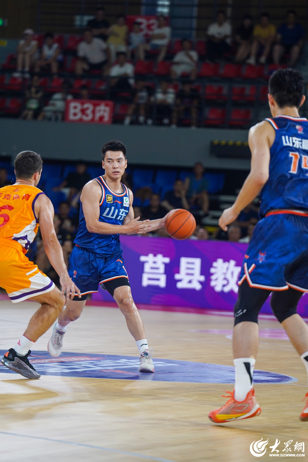 包含NBA总决赛今晚走向成谜，山东男篮临场应变，球迷炸锅，更衣室氛围转暖的词条
